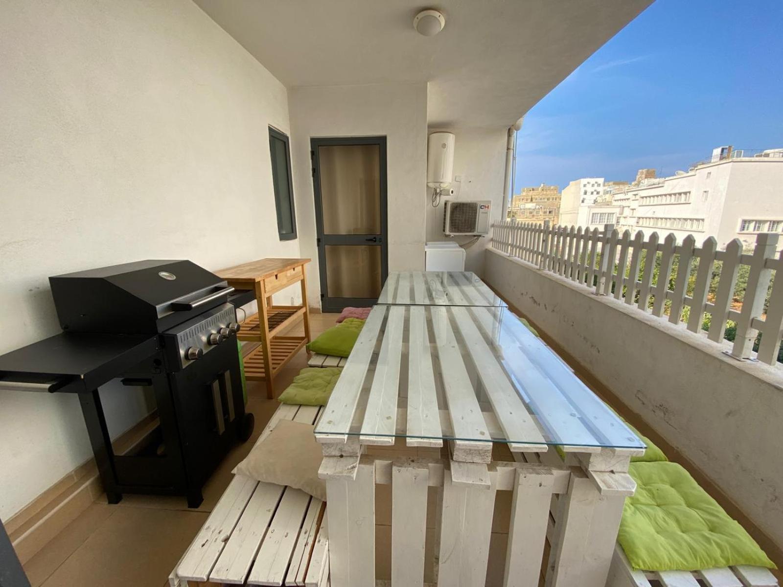Xl Central Home - Sleeps 10 People Pietà Екстериор снимка