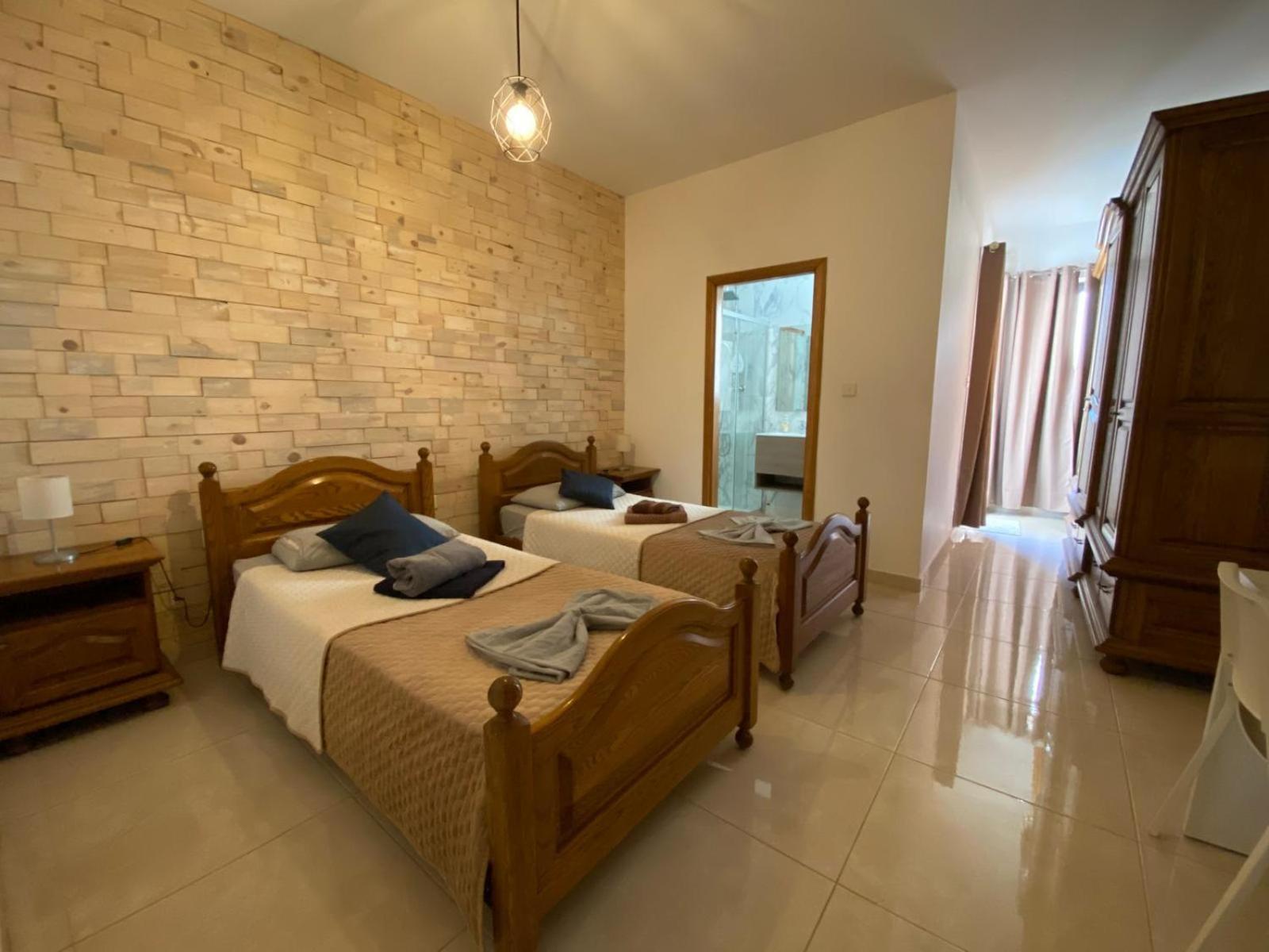 Xl Central Home - Sleeps 10 People Pietà Екстериор снимка